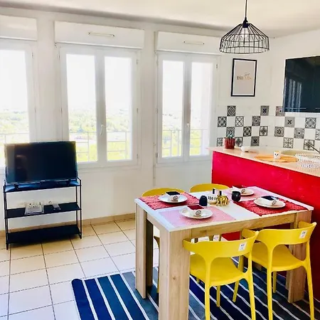 Apartamento Bd à Pied, Idéalement Situé, Joli Grand 3 Pièces Confort, Vue Imprenable, Deux Grandes Chambres, Calme, Centre, Remparts, Parking Gratuit,